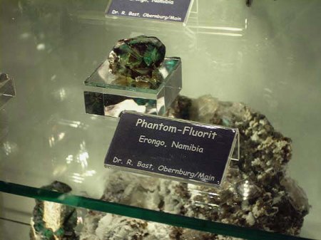 _Marburger Mineralienmuseum_Sonderausstellung Fluorit_21.3.09_Peter_20_Phantomfluorit Erongo.JPG