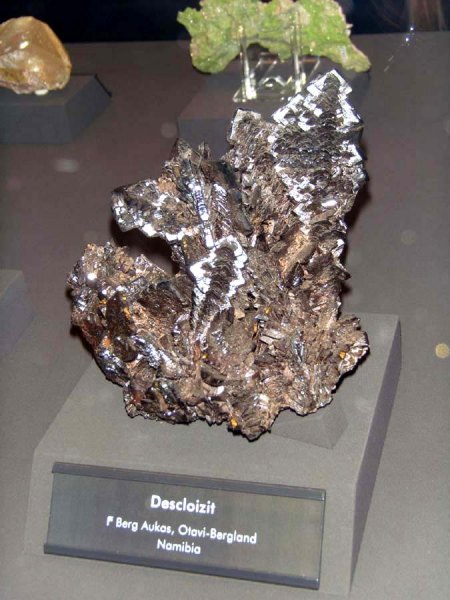 _terra mineralia_Descloizit_Aukas-Berg_Namibia_Peter_16.10.10.JPG