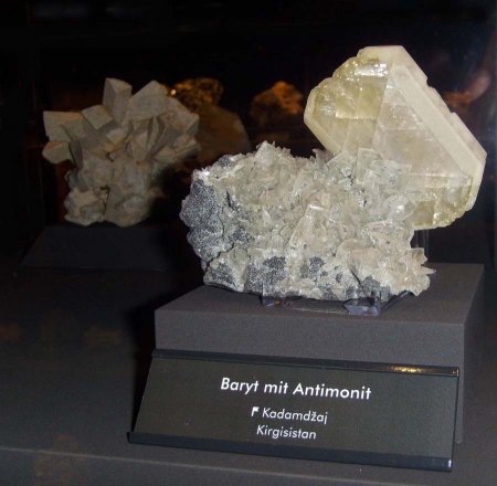 _terra mineralia_Baryt mit Antimonit_Kadamdzaj_Kirgisistan_Peter_16.10.10.JPG