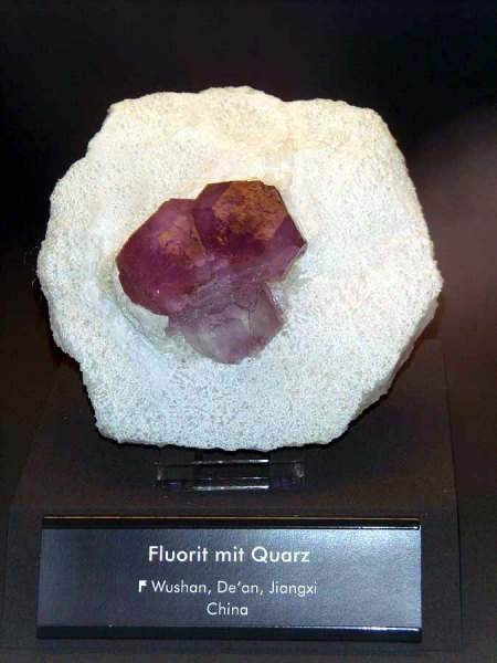 _terra mineralia_Fluorit rotviolett mit Quarz_Jiangxi_China_Peter_17.10.10.JPG