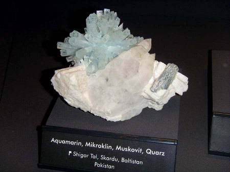 _terra mineralia_Aquamarin Mikroklin u.a._Skardu_Baltistan_Pakistan_Peter_17.10.10.JPG