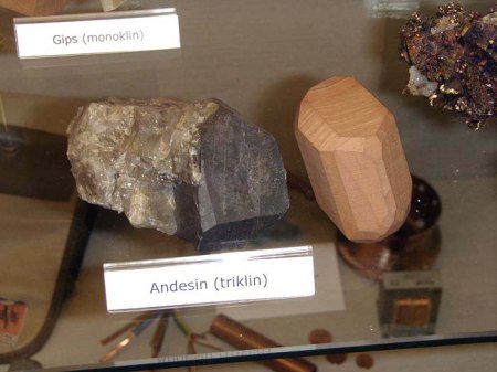 Mainz_Naturhistorisches Museum_Kristallsystem triklin Andesin_Peter_2.7.09.JPG