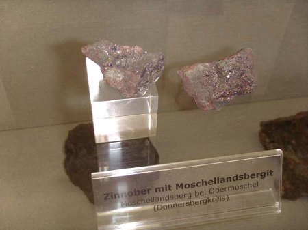 Mainz_Naturhistorisches Museum_Moschellandsbergit m. Zinnober_Peter_2.7.09.JPG