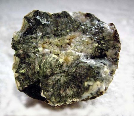 Geode mit Tungusit_Kainosit-(Y)_Tunguska_Sibirien_Peter_1b.jpg