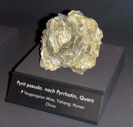 _terra mineralia_Pyrit pseudomorph n. Pyrrhotin-Rose Quarz_Yizhang_Hunan_China_Peter_16.10.10.JPG