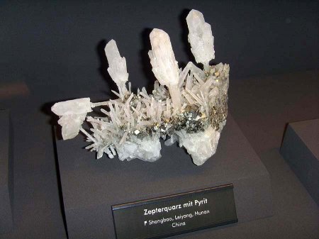 _terra mineralia_Zepterquarz mit Pyrit_Hunan_China_Peter_17.10.10.JPG