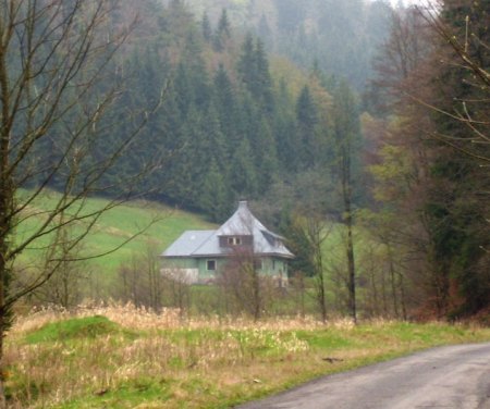 Das Forsthaus - einziges stehengebliebenes Gebäude der Ortschaft Obergabel.JPG